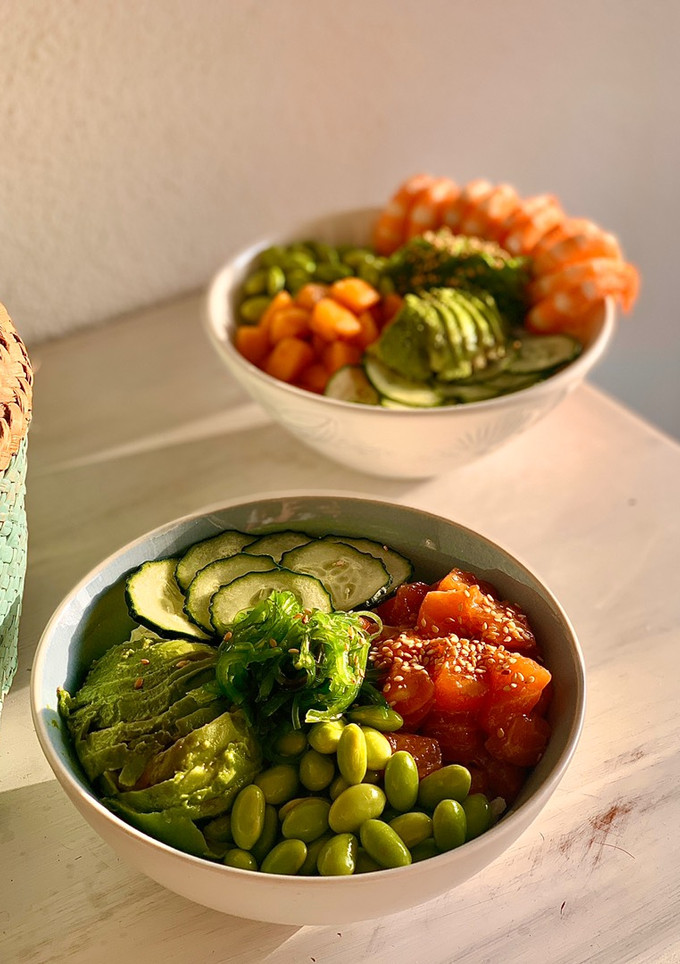 Una foto de Poke bowl de salmón y langostinos