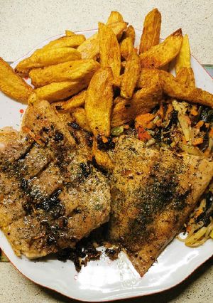 Halfilé zöldségágyon, sült krumplival recept fotója
