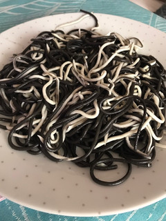 Una foto de Espaguetis de tinta de calamar con gulas