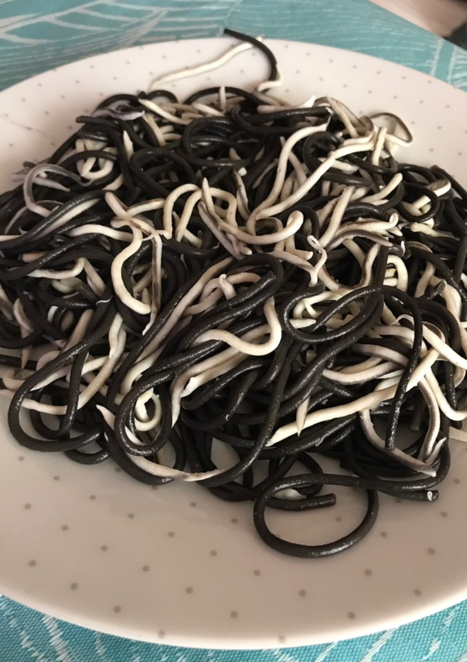 Una foto de Espaguetis de tinta de calamar con gulas
