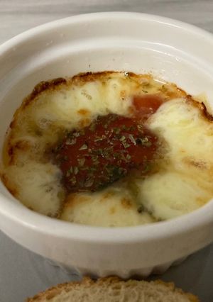 Una foto de Provoleta con mermelada de tomate