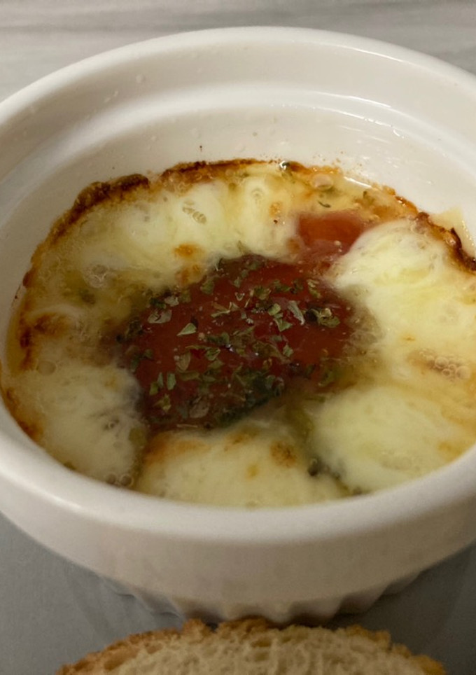 Una foto de Provoleta con mermelada de tomate