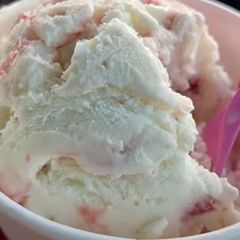 Vanilla strawberry ice-cream A picture of Vanilla strawberry ice-cream.