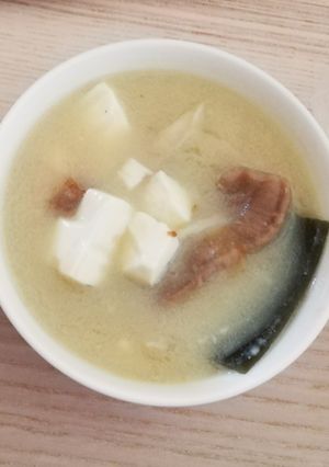 豆腐海帶鮭魚味噌湯 的食譜成品照片