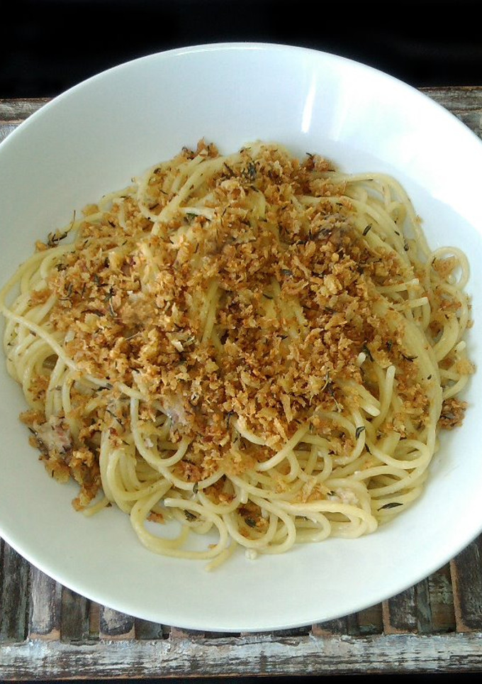 Una foto de Espaguetis con sardinas y migas de pan