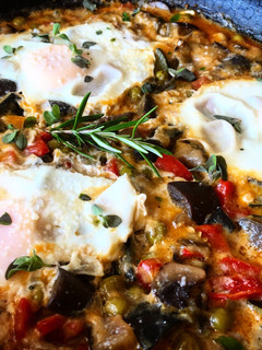 Una foto de Sartenada de huevos con verduras en salsa de queso