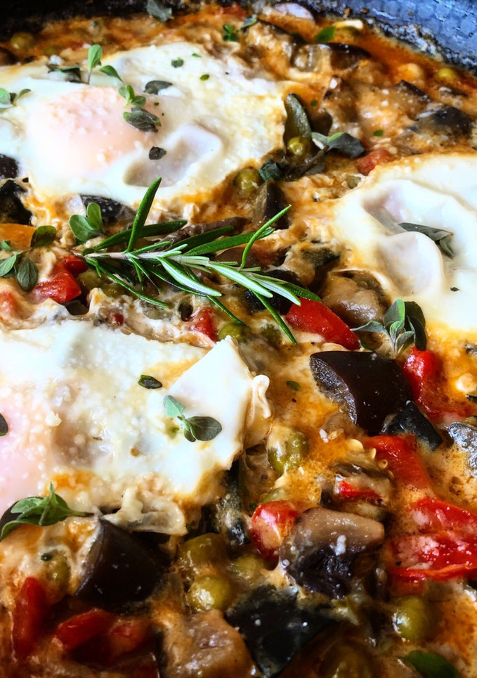 Una foto de Sartenada de huevos con verduras en salsa de queso