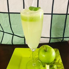 A picture of Celery and green apple juice.