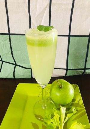 A picture of Celery and green apple juice.