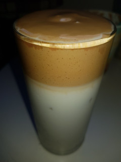 Una foto de Café con leche muy espumoso☕🤤