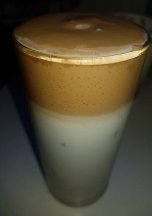 Una foto de Café con leche muy espumoso☕🤤