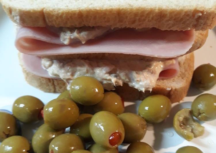 How to Make Super Quick Homemade Tunafish-Ham Sandwich