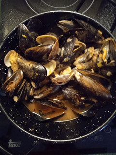 Una foto de Mejillones y almejas gallega a la marinera