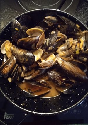 Una foto de Mejillones y almejas gallega a la marinera