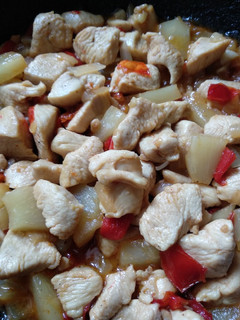 Una foto de Pollo con piña
