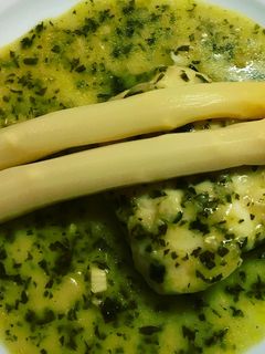 Una foto de Merluza en salsa verde con espárragos