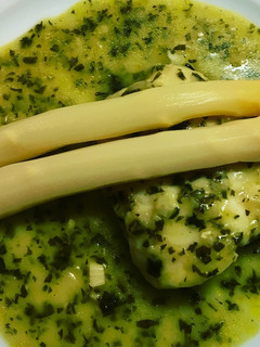 Una foto de Merluza en salsa verde con espárragos