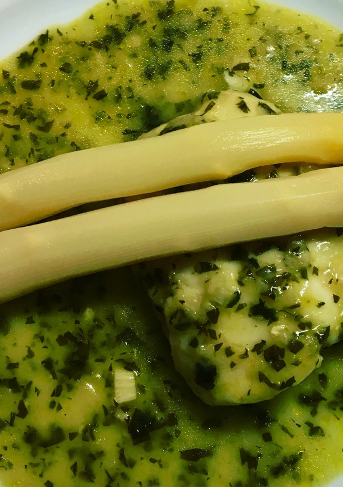 Una foto de Merluza en salsa verde con espárragos