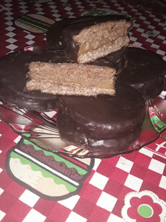 Una foto de Alfajores con avena y cobertura de chocolate 👌