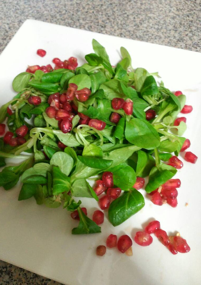 Una foto de Ensalada de canónigos con Granada