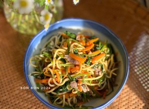 Hình của món Mì Trứng Xào Bò & Cải Bó Xôi.