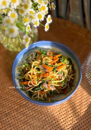 Hình của món Mì Trứng Xào Bò & Cải Bó Xôi.