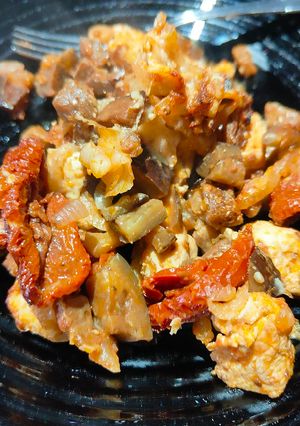 Une photo de Poulet au four, aubergines et tomates séchées