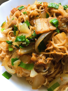 肉肉炒泡麵 的食譜成品照片