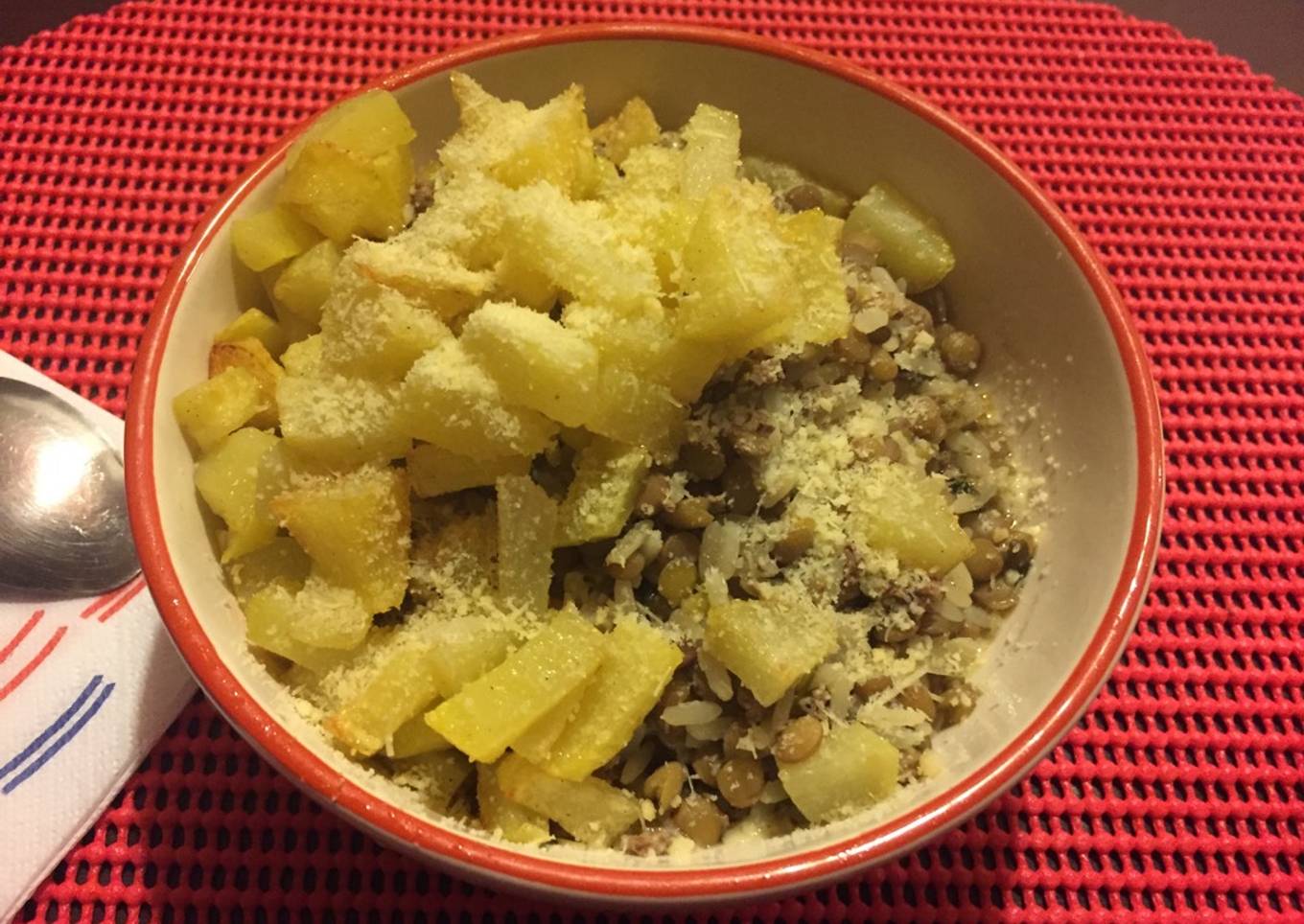 Lentejas con papas fritas y queso rallado