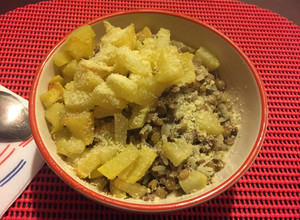 Una foto de Lentejas con papas fritas y queso rallado