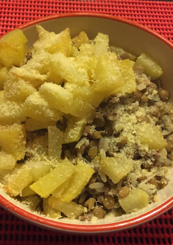 Una foto de Lentejas con papas fritas y queso rallado