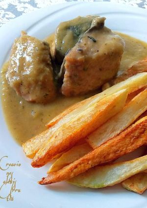 Una foto de Solomillo de bonito del Mediterráneo en salsa de cebolla blanca