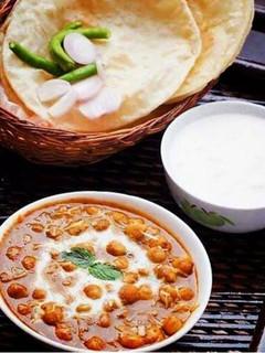 पंजाबी छोले भटूरे (punjabi chole bhature recipe in Hindi) रेसिपी मुख्य फोटो