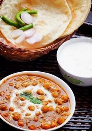 पंजाबी छोले भटूरे (punjabi chole bhature recipe in Hindi) रेसिपी मुख्य फोटो