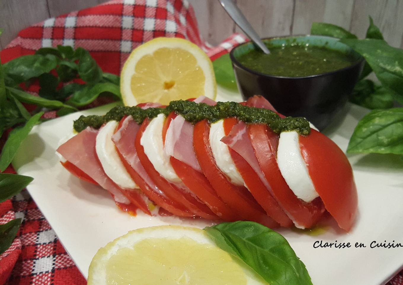 Tomate mozzarella au jambon fumé et pesto