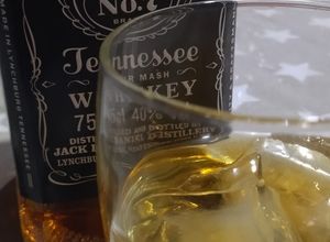 Una foto de Whiskey a las rocas