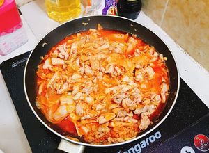 Hình của món Thịt gà xào kim chi.