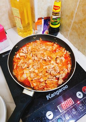 Hình của món Thịt gà xào kim chi.