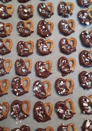 A picture of Peppermint Chocolate Pretzels.