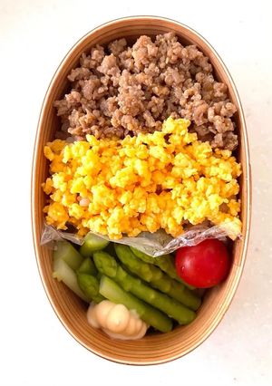 A picture of Chicken Soboro Donburi (Two-Color Bowl with Fluffy Scrambled Eggs and Chicken) – Easy Oyako Donburi.