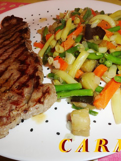 Una foto de Entrecot a la plancha con verduras salteadas