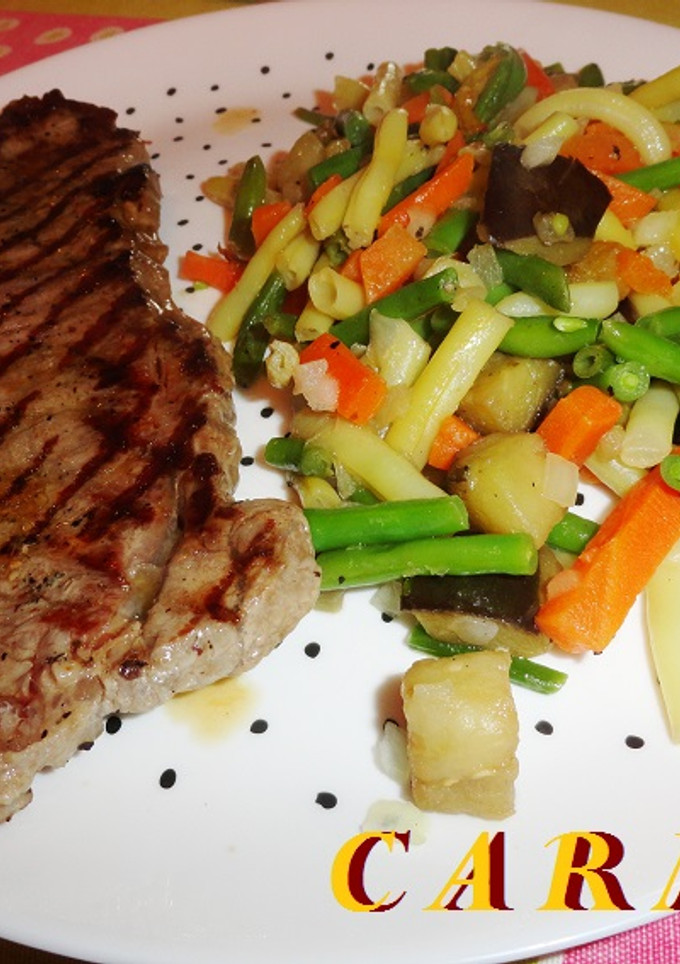 Una foto de Entrecot a la plancha con verduras salteadas
