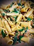 Rigatoni con salsa de Cabrales, espinacas y setas