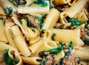 Una foto de Rigatoni con salsa de Cabrales, espinacas y setas
