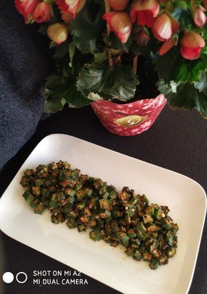 सोपी झटपट भेंडी (bhendi chi bhaji recipe in marathi) रेसिपी चे मुख्य फोटो 