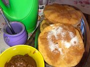 Una foto de tortas fritas con levadura fresca