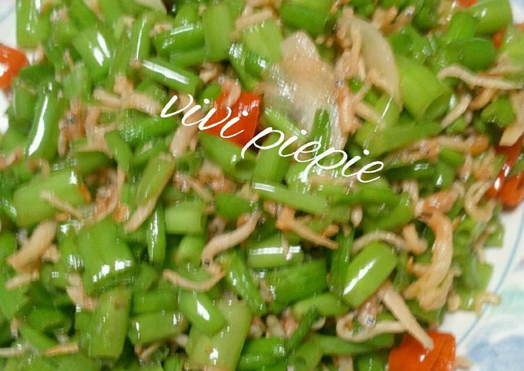 Resep Batang kangkung + teri medan yang Enak