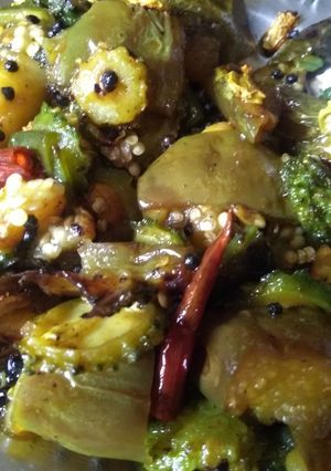 A picture of Karela baingan fry.