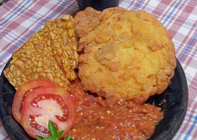 Cara membuat Telor Tempe Geprek Sambel Tomat Cara membuat Telor Tempe Geprek Sambel Tomat