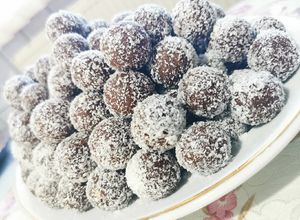 O poză a rețetei Bomboane cu vișine (desert fără coacere).